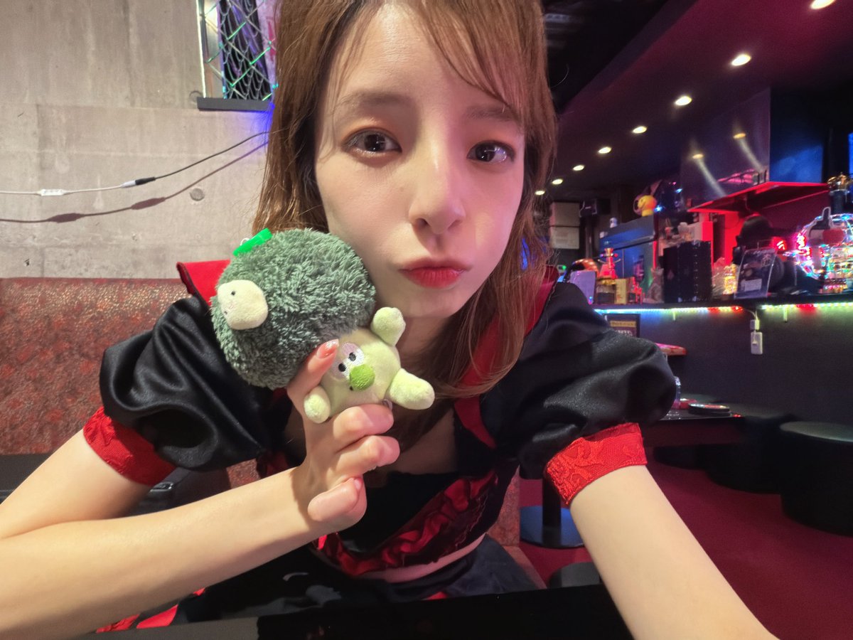 magi_072's tweet photo. 最後のコンカフェ❣️
来店予定ありがとう〜🥹

この可愛い衣装も最後着れたし
大好きな玉兎もらえたの
嬉しい🐰🌱 https://t.co/OeXABthccv