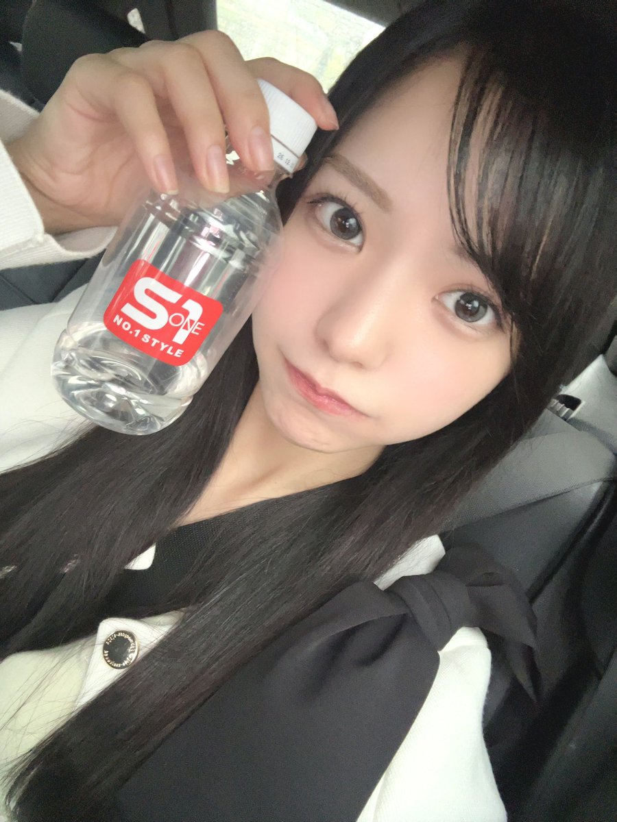 korokorococoroo's tweet photo. お仕事してきた〜
湿気に髪やられすぎてこの顔 https://t.co/aJfIlZZct2