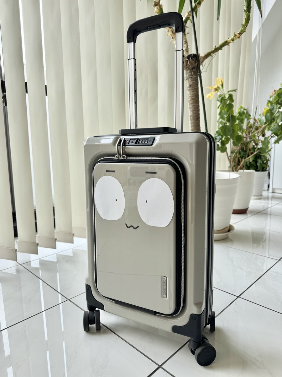 #SNS担の持ち物見せて

外出時にお世話になっている同僚（スーツケース）くん🧳

厚みが15cmなので、PCや資料を入れて持ち運ぶのに重宝しています！