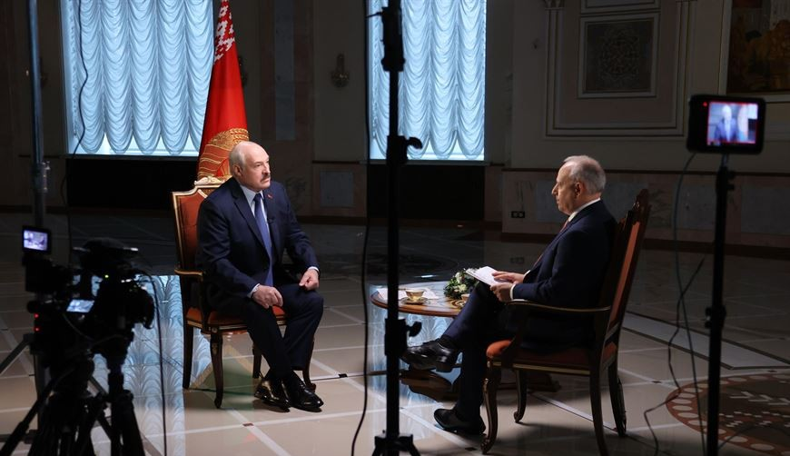 franakviacorka's tweet photo. The regime in Belarus has labeled the @BBC news website as “extremist” – despite Lukashenka having repeatedly given interviews to BBC journalist @BBCSteveR Steve Rosenberg. 

By the way, in Belarus, when you talk to “extremist” media, it’s a criminal offense. https://t.co/JW13MKtwBW