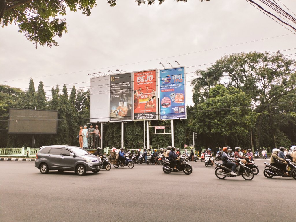 ridooetoro1's tweet image. di tahun 80an, sepulang sekolah by Damri, ada sosok yang disita baretnya oleh sosok beruniform militer

pernah urus #sampul-D sebagai syarat diterima di BUMN, relatif mudah, maybe karena bokap penerima tuvet

at now, ada nuansa #return .. lha wong enak koq Sam @ariel_heryanto