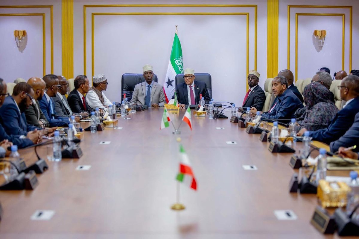 RoblyXNews24's tweet photo. Something unusual is happening in Hargeisa this morning.
Somaliland President Abdirahman Mohamed Abdullahi (Cirro) has suddenly convened an emergency cabinet meeting — on a day when the regular sessions are normally held on Thursdays.

Why the urgent call? 
What’s really going on behind closed doors?
