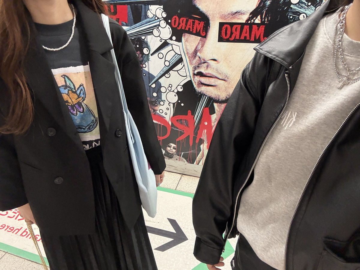 yukaringnum8's tweet image. 名古屋地下鉄東山線のホーム来た🫶
（もちろん正装）
常田さん何人いるか数えようと思ったけど無理だった…とりあえず柱だけで160人😂
#MARO