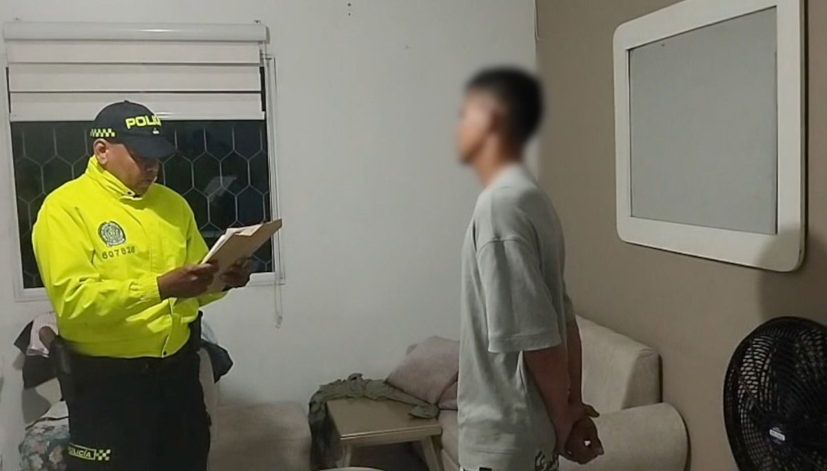 BluRadioCo's tweet photo. La Dijin de la Policía y la Fiscalía desmantelaron una red dedicada al fraude masivo con malware y “email spoofing”. En total fueron 5 capturados en Medellín, Barranquilla y Malambo. 

La banda habría afectado a más de 16 empresas desde 2023, con pérdidas superiores a $500 millones, usando correos falsos de entidades oficiales para instalar malware y tomar control de sistemas financieros. #VocesySonidos