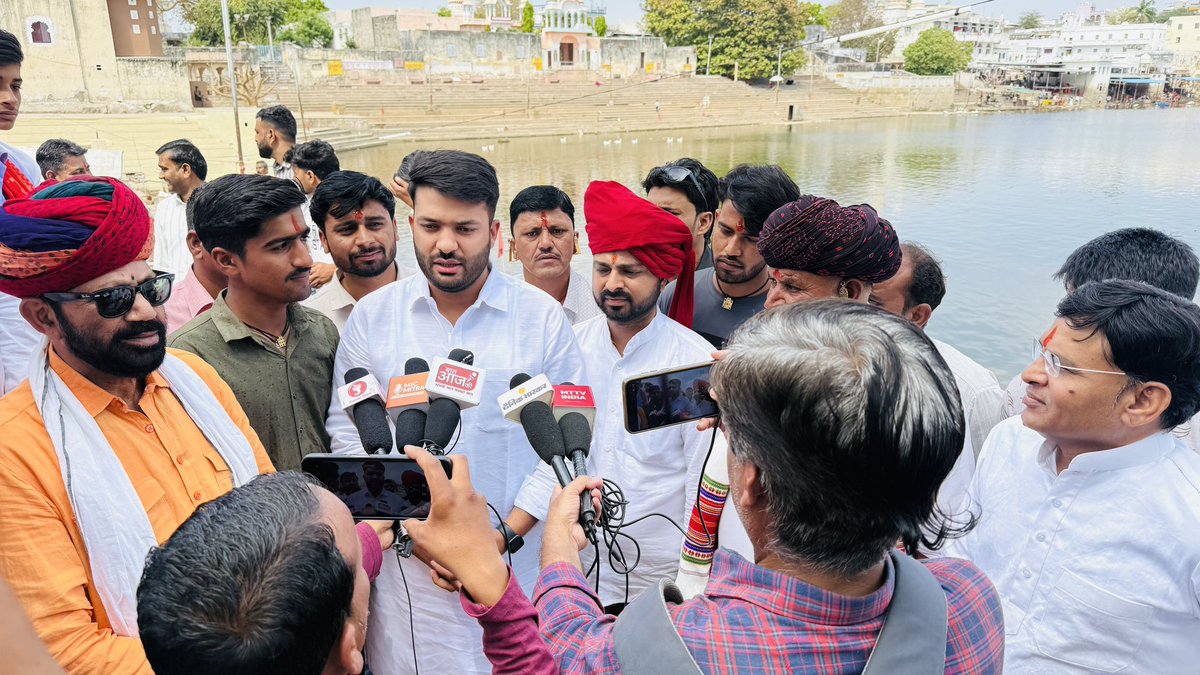 आज पुष्कर की पवित्र पावन धरा पर, सामाजिक क्रांति के महानायक, युगपुरुष कर्नल किरोड़ी सिंह बैंसला जी की चतुर्थ पुण्यतिथि के अवसर पर गुर्जर घाट पर पुष्पांजलि अर्पित की।🙏