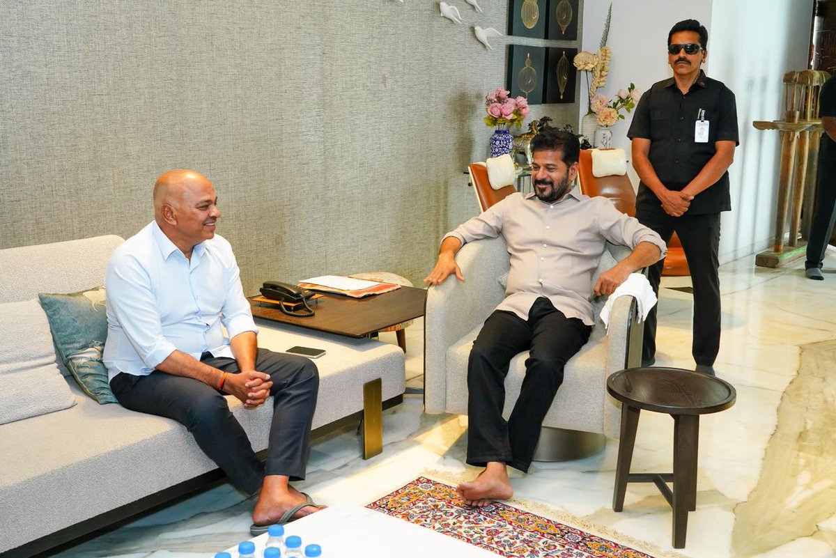 revanth_anumula's tweet image. చేవెళ్ల మాజీ ఎంపీ శ్రీ రంజిత్ రెడ్డి మాతృమూర్తి చంద్రకళమ్మ ఇటీవల స్వర్గస్తులైన నేపథ్యంలో ఆమె చిత్రపటానికి నివాళి అర్పించి, కుటుంబ సభ్యులను పరామర్శించాను.

#RanjithReddy #Condolences #Chevella