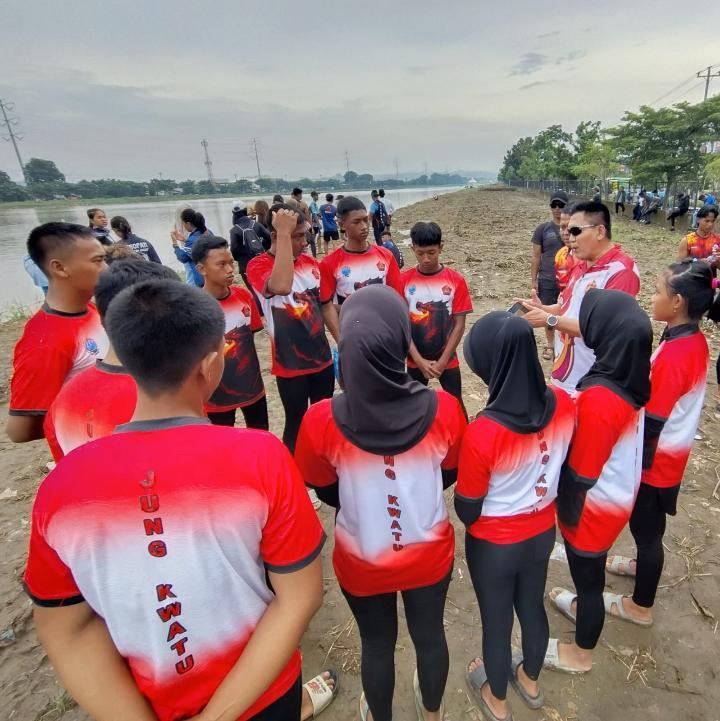 MoroSaka42's tweet photo. Kolonel Marinir Kakung Priyambodo (AAL 42/1996) sosok di balik Jung Kwatu Mojokerto. Lewat dayung, ia bentuk atlet muda: kuat fisik, mental baja, disiplin, dan cinta bahari.

#Baharilndonesia #GenerasiMuda
#MaritimIndonesia #JungKwatu
#IndonesiaKuat https://t.co/57SB9BAnSy