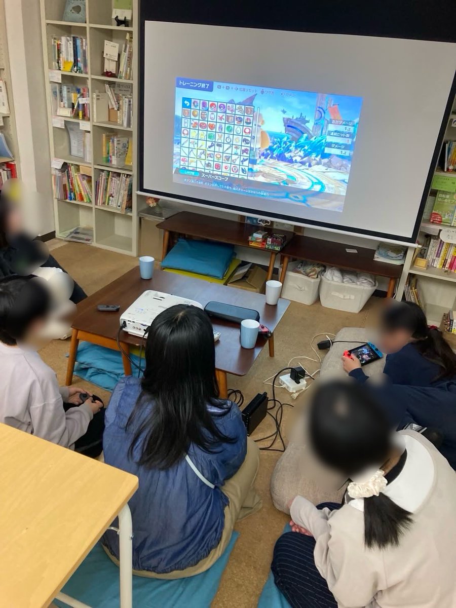 bbs_nerima's tweet photo. 練馬区江古田にあるこどもの居場所「ぼっとうよはくラボ」での活動に参加しました!
こどもたちとスマブラやカードゲームをして、一緒に楽しい時間を過ごしました☺
ゲームを教えてもらったり、たくさんコミュニケーションを取ったりと、こどもたちとの交流も深まり、充実した活動となりました✨ https://t.co/NnZNIgi6p9