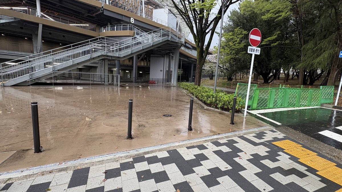 grun_1's tweet photo. 瑞穂陸上競技場　3/31
西側の道路は通れるようになりました。
東側はまだのようですが、柵は道路だけ？ https://t.co/s8vPT0Wbl5
