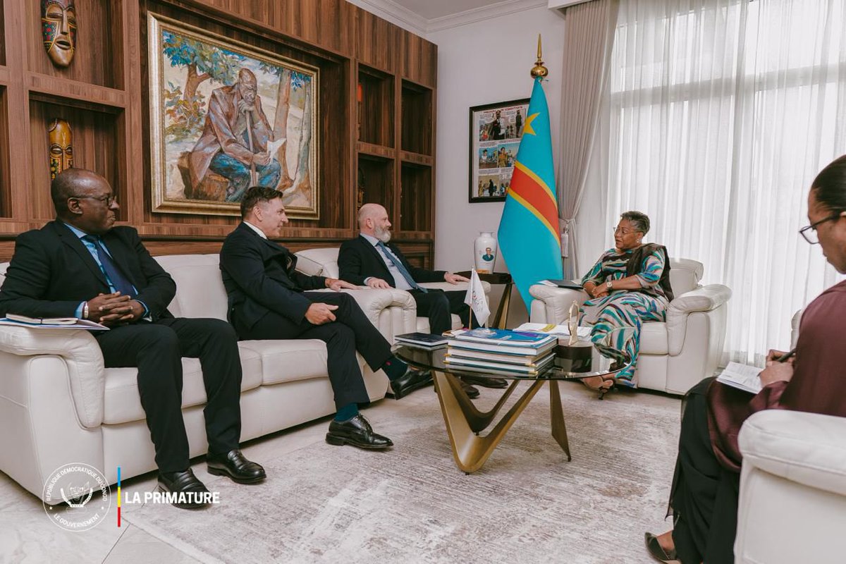 PrimatureRDC's tweet image. #Humanitaire #Partenariat 
30 mars 2026 | La Première Ministre, Cheffe du Gouvernement, Judith Suminwa Tuluka a reçu à la Primature une délégation du Programme alimentaire mondial (PAM), conduite par Matthew Hollingworth, pour renforcer la coordination face à l’urgence