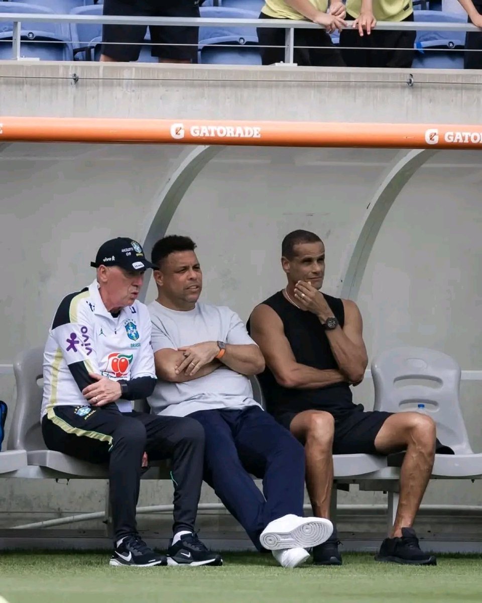 ArsenalTvnews's tweet image. 🚨 Football Legends Quiz Time! 🔥
Name these three legends 👇
■ Name
■ Country
Level: Hard 😤
Drop your answers below — no Google! Let’s see who gets all three right 👀
#FootballQuiz #AFCSpares