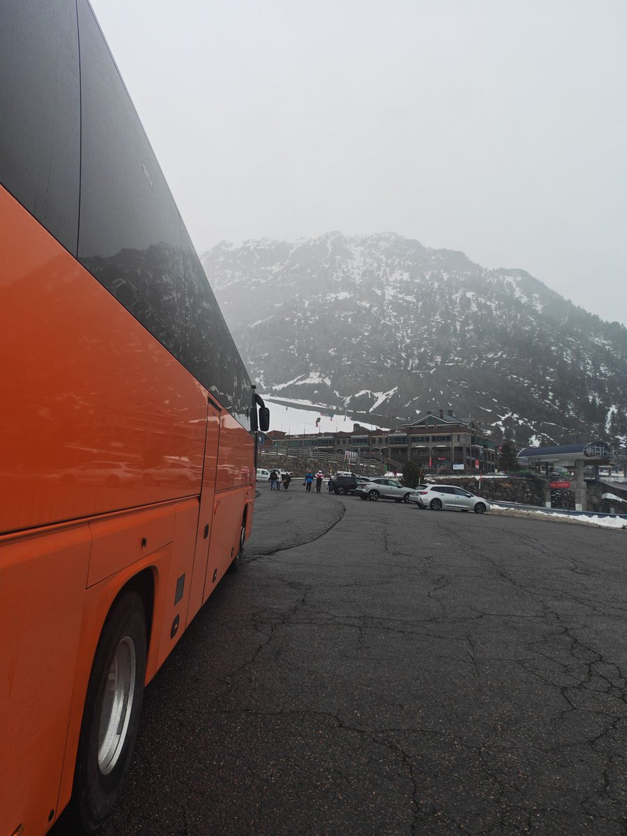 CoachesHodgsons's tweet photo. Lee, at the top of the mountain at Pal-Arinsal, Andorra as it was too windy for the gondolas to take the group down but not too windy for us!!
#TeamHodgsons #GettingYouThere https://t.co/iAhi5a50TY