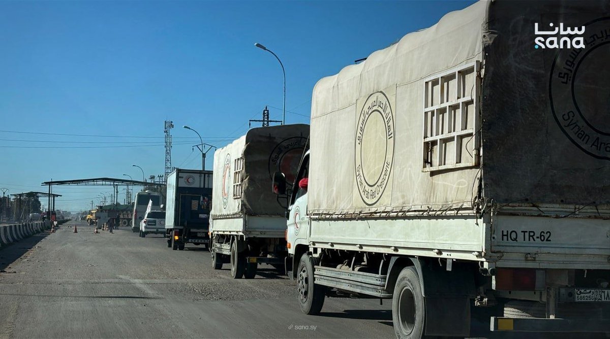 SANAEnOfficial's tweet image. An aid convoy of eight trucks entered the southern Syrian city of Sweida, carrying medical supplies, vaccines, fuel and water tanks, in coordination with local authorities and the Syrian Arab Red Crescent.
#Sweida
#aid
#Syria