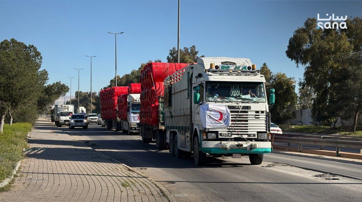 SANAEnOfficial's tweet image. An aid convoy of eight trucks entered the southern Syrian city of Sweida, carrying medical supplies, vaccines, fuel and water tanks, in coordination with local authorities and the Syrian Arab Red Crescent.
#Sweida
#aid
#Syria