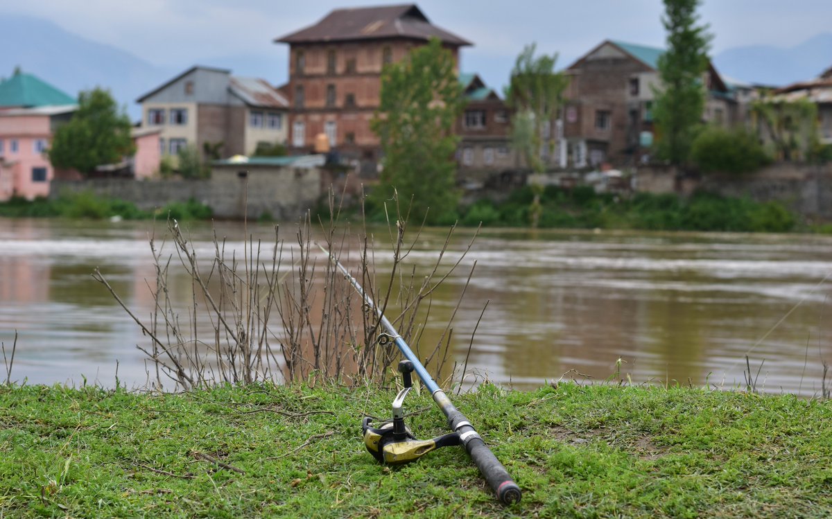 KashmirLife's tweet image. Quiet Cast on the Jhelum

On the outskirts of #Srinagar, an #angler sits along the banks of the #JhelumRiver, patiently casting his line into the calm waters, capturing a moment of stillness amid the valley’s daily rhythm. See photos by @ishoaibnazir