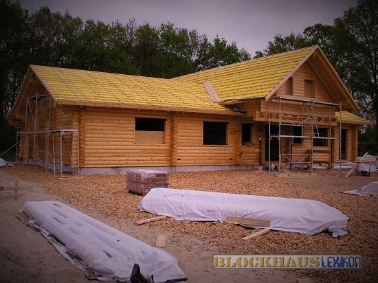 BlockhausABC's tweet photo. Die Häuser mit einer kompakten Bauweise, klaren Formen ohne Dachgauben, Erker, Wintergarten und Walmdächer sind preiswerter als verschachtelte Häuser mit diversen Extras.  Mehr erfahren Sie hier: https://t.co/aJbeUVzqHf
#Bauen #Holzbau #Hausbau #Wohnhaus https://t.co/pyapX9VmoL