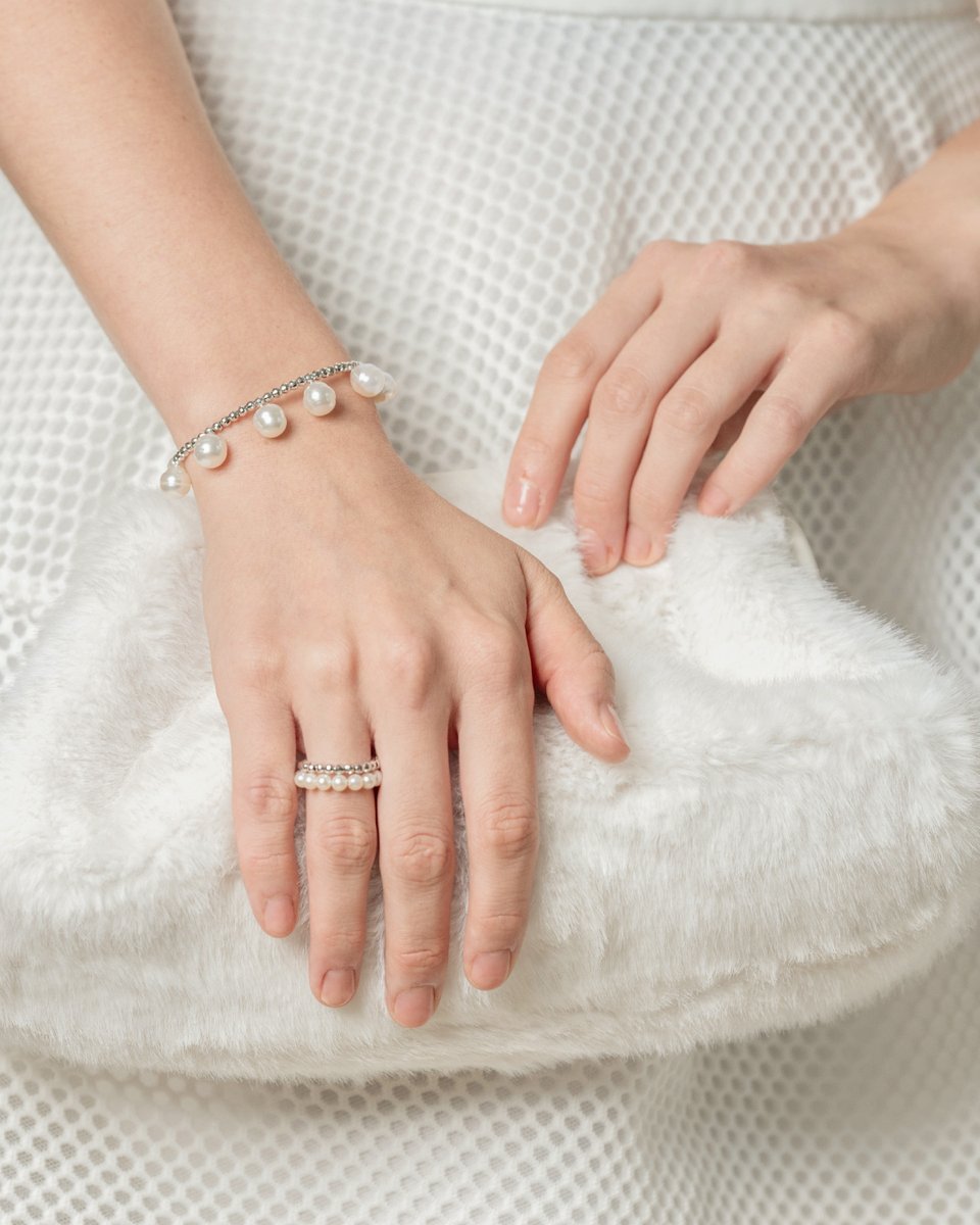 Pearlish_jp's tweet image. 🤍

Pearl Dot Bracelet
Spiral Pearl Ring

オールホワイトコーデに映えるパールの光沢感が
スタイルのアップデートを叶えてくれる

Pearl Jewelryを着けて完成する軽やかな春の装い✨

#Pearlish
#パーリッシュ
#パールジュエリー
＃パールチョーカー
#pearls