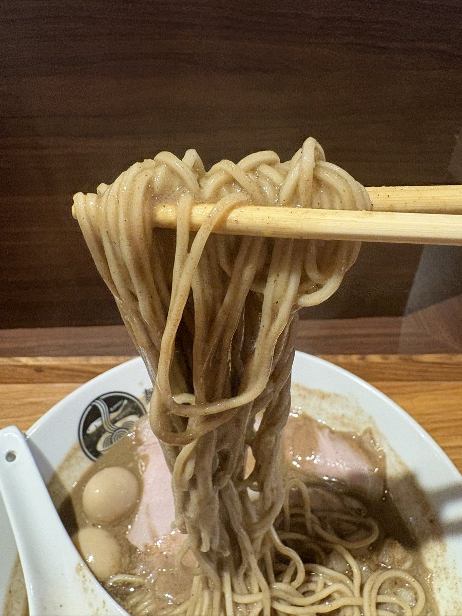 FamisoruR's tweet photo. NIBOSHIMANIA @蒲田
キング・オブ・マニア・ニボプレッソうずら味玉
おタツのシャカリキいりこ出汁とオマール海老ミソの冷たいツケソバ

これなんだよなぁ…と唸る煮干の旨味、塩味、さすがキング👑
パツポキ中細麺に刻み玉ねぎのシャキシャキアクセントが良き。

ツケソバは前回同様、麺がいりこ出汁に浸かっていて、ただそれだけで美味しい🤤
違うのはつけ汁、海老ミソ特有なのか濃厚で粘度がすんごい！旨味もすんごい🤤
麺をくぐらす度にどんどん減っていく。(笑)
いりこ出汁でスープ割りしてフィニッシュ。

完食完飲、幸腹逸杯、ご馳走様でした🙏