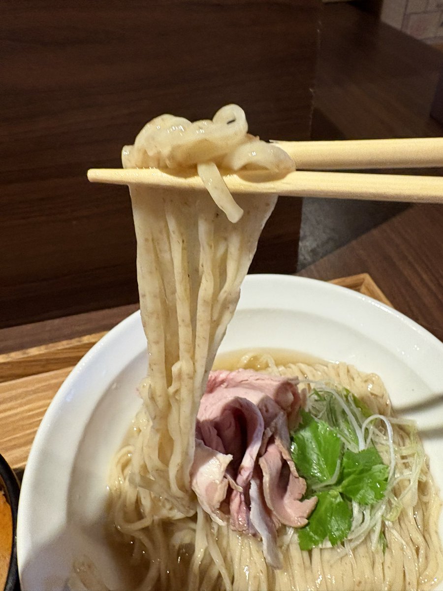 FamisoruR's tweet photo. NIBOSHIMANIA @蒲田
キング・オブ・マニア・ニボプレッソうずら味玉
おタツのシャカリキいりこ出汁とオマール海老ミソの冷たいツケソバ

これなんだよなぁ…と唸る煮干の旨味、塩味、さすがキング👑
パツポキ中細麺に刻み玉ねぎのシャキシャキアクセントが良き。

ツケソバは前回同様、麺がいりこ出汁に浸かっていて、ただそれだけで美味しい🤤
違うのはつけ汁、海老ミソ特有なのか濃厚で粘度がすんごい！旨味もすんごい🤤
麺をくぐらす度にどんどん減っていく。(笑)
いりこ出汁でスープ割りしてフィニッシュ。

完食完飲、幸腹逸杯、ご馳走様でした🙏