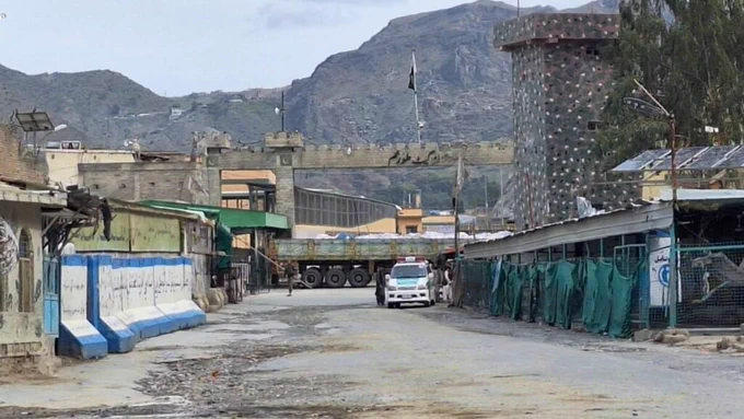 د تورخم دروازه د کډوالو پر مخ خلاصه او بیرته وتړل شوه.