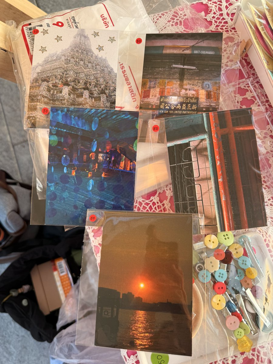 เราทำ limited collage postcard คับ ส่วนมากเป็น thai elements จากรูปที่เราถ่ายเองทั้งหมดเลย สนใจสอบถาม สั่งซื้อได้นะคับ มีชิ้นเดียวบนโลกเพราะแต่ละอันเราทำลายไม่ซ้ำกัน🤎