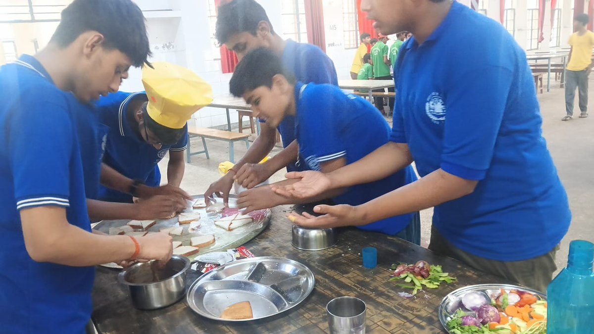 jnvsaran's tweet photo. A house-wise fireless cooking competition was organized at Jawahar Navodaya Vidyalaya Saran.,🎂🍫🎂🍰🍨🥮🍩��🧆🍕 https://t.co/TGsna2oSiA