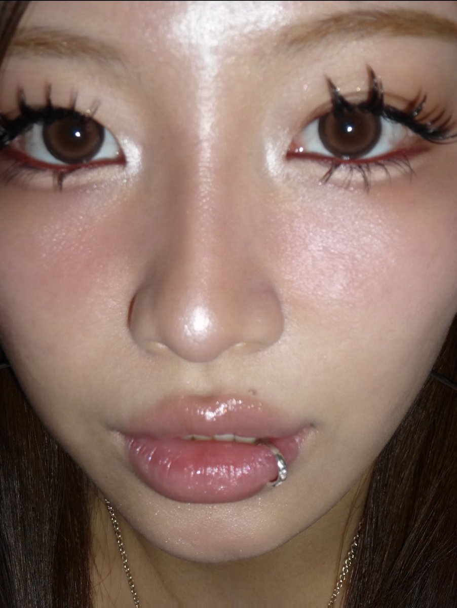 runatanoue0810's tweet photo. 韓国で流行り始めてるリップカフ💋日本でも流行りそう、、！！！💋💋 https://t.co/Airde6FdqX