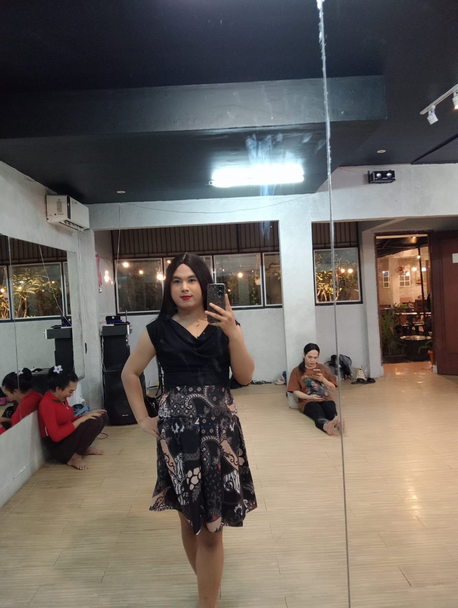 ahsahawe12's tweet photo. Batik time

@rahulCh75678401
@shemaleplayboy2
@TRANSOFMYHEART_
@pecintaladyboys
@picsladyboy
@AstonishingTS
@plsrftsy
@tgg_travel4
@kisahcintaa9
@donyjaksel9304

#ShemaleBandung #ShemaleHyper #3Some #Gangbang #BDSM #wariaBandung https://t.co/kNUL4LBBnp