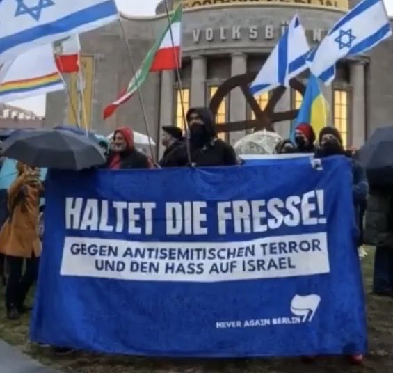 Tweetenti's tweet photo. Deutsche Staatsräson auf dem Rosa-Luxemburg-Platz in Berlin #b3003 https://t.co/gDK8Ij5SVE