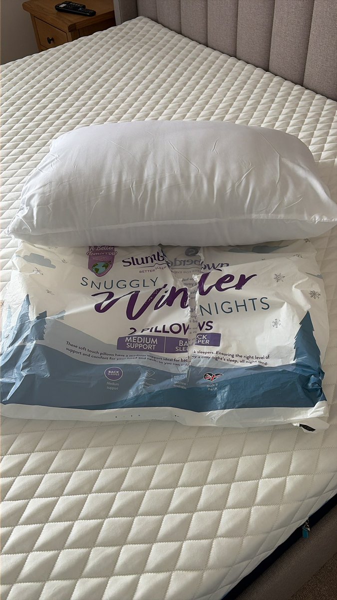 WBALesley's tweet photo. @SlumberdownUK 
Morning just opened this pack of 2 pillows when there is only 1? Please advise thank you. https://t.co/WxQjzT1VrX