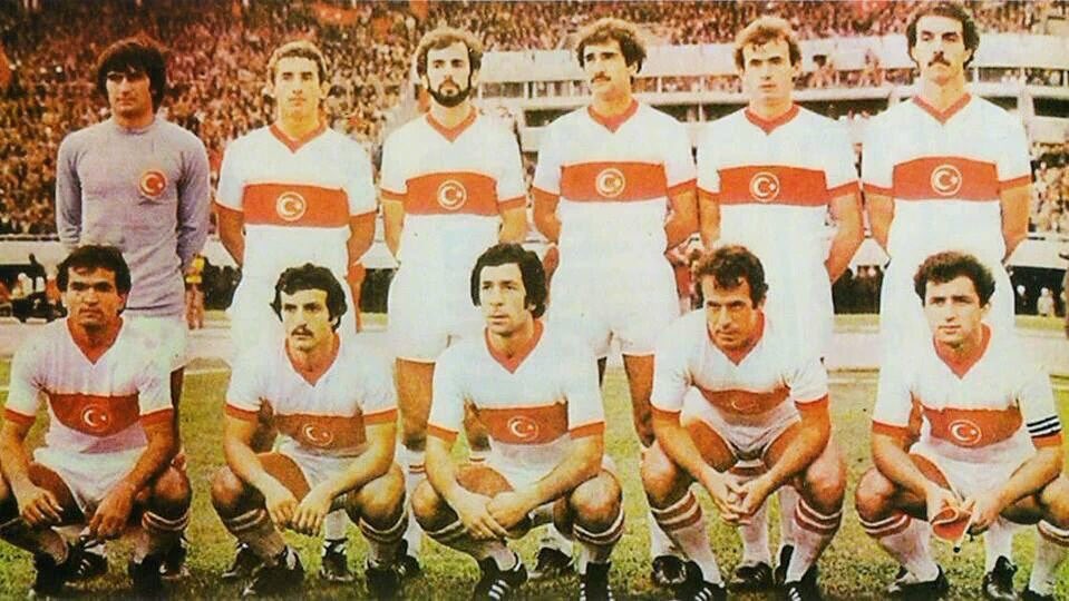 Ara ara paylaştığım en güzel görsellerden.

Fatih Terim, Şenol Güneş ve Mustafa Denizli’nin olduğu milli takım.

A: Şenol Güneş, Cem Pamiroğlu, Erhan Önal, Mehmet Ekşi, Sedat Özden, Erol Togay.

O: İsa Ertürk, Turgay Semercioğlu, Arif Güney, Mustafa Denizli, Fatih Terim.