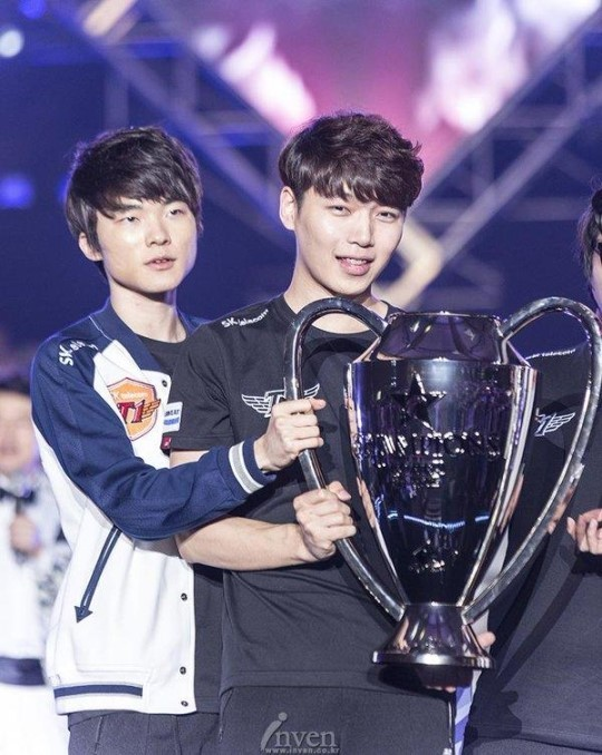 Sheep_Esports's tweet photo. [OFFICIAL] Marin 🇰🇷 joins T1 as an influencer/content creator

He played for SKT T1 alongside Faker and won Worlds 2015, earning the first-ever Finals MVP as a toplaner

He still holds the all-time LCK record for most solo kills in a single split (31) https://t.co/e1W4M98U4M
