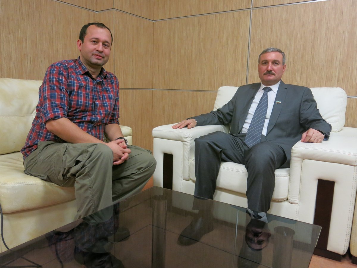 Cemtekell's tweet photo. Albay Hüseyin Harmuş'un ardından görevi Riyad Esad almış ve Suriye'de bir suikastte bacağını kaybetmişti. Zor zamanlardı. @riyadhalasaad Suriye Savunma Konseyi'ne danışman olarak atanmış. Kendini tebrik ediyorum. https://t.co/y4Kvh7unxF