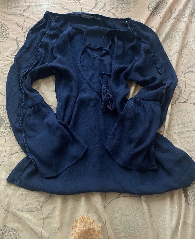 yeppeorii_'s tweet photo. counterparts navy blue v-neck boho blouse

⤷ l on tag but fits until semi xl
⤷ used once!
⤷ l: 24.5in, w: 19.2in
⤷ ₱100 https://t.co/Z25IQrCuG5