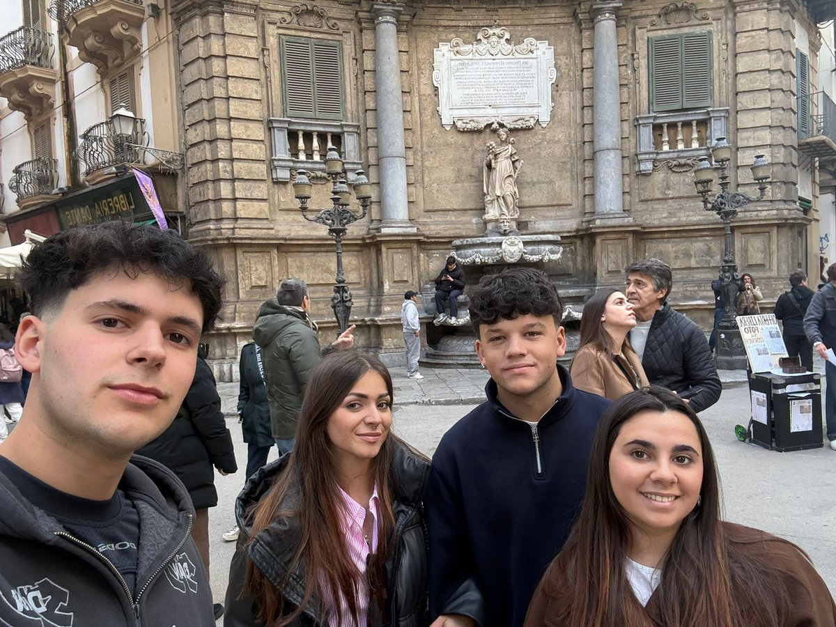 ErasmusALJUVE's tweet photo. Fin de semana inolvidable en @palermo_city 🌎🍕🇮🇹
Nuestros alumnos #Erasmus+ han disfrutado de unos días increíbles descubriendo la magia de esta ciudad: calles llenas de historia, sabores únicos y momentos que se quedan para siempre 💙💛💚

#erasmus #viajes #italia https://t.co/hbOlmvDkHB