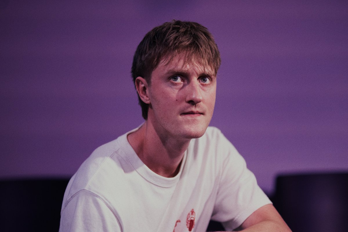 spyinthestalls's tweet image. 📣▪️ REVIEW | THIS IS NOT ABOUT ME at Soho Theatre
🎭▪️ ⭐⭐⭐⭐
💬▪️ “assured and inventive”
📖▪️ thespyinthestalls.com/2026/03/this-i…
👉▪️ @sohotheatre 
#️⃣▪️ #reviews  #thespyinthestalls  #theatre