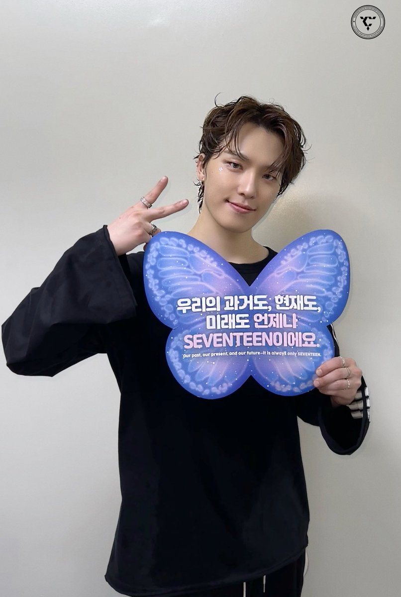 dino holding each banner from RIGHT HERE &amp; NEW_ tour in bulacan wieeeee^^