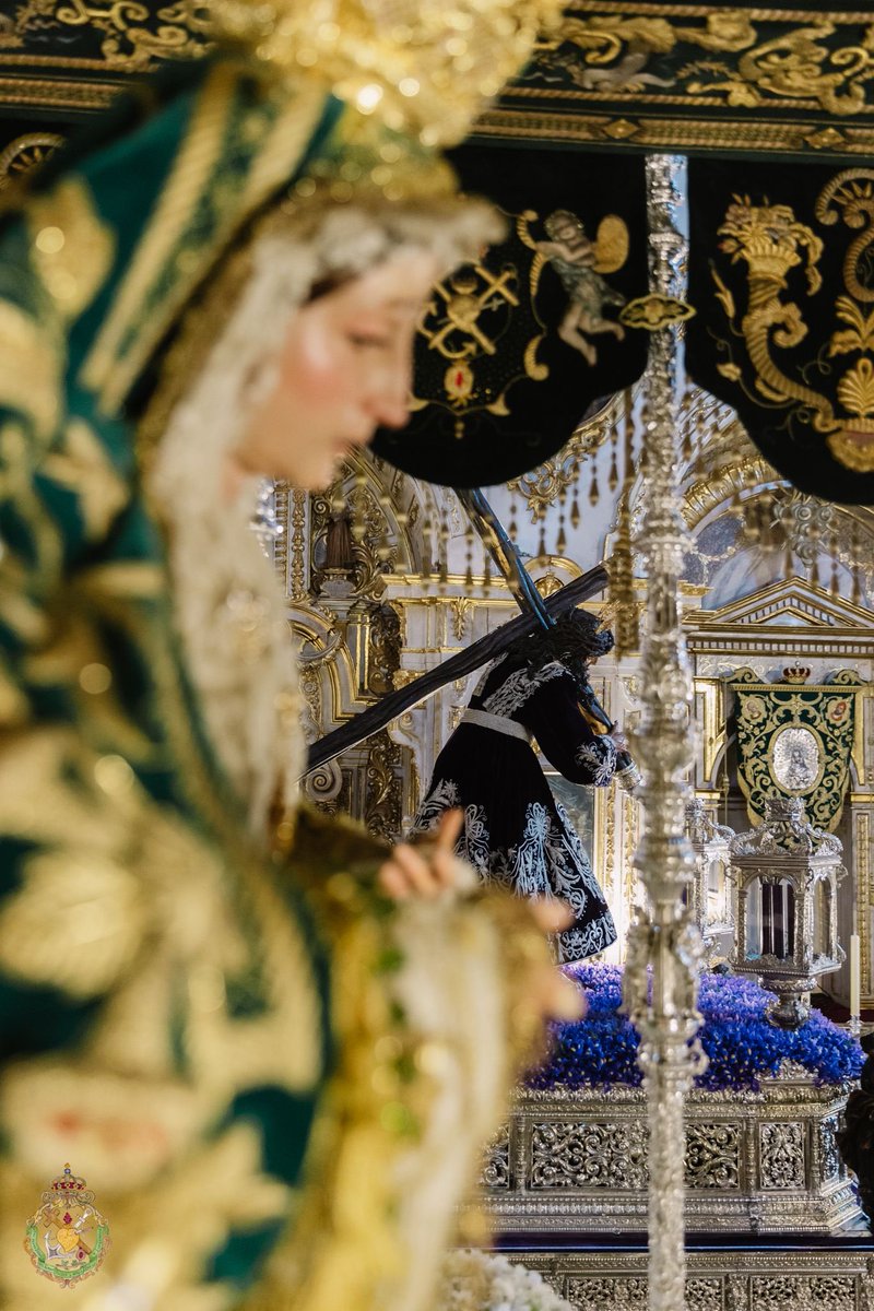 HdadEsperanza's tweet photo. Nuestro Padre Jesús del Gran Poder - Martes Santo 2026. 

Hoy es Martes Santo, y ya se encuentra todo preparado para nuestra Estación de Penitencia. 

Iris morado y rosas rojas componen el exorno floral de nuestro titular. 

Unidos en la fe, hacemos hermandad. https://t.co/uxPE9GK4tS