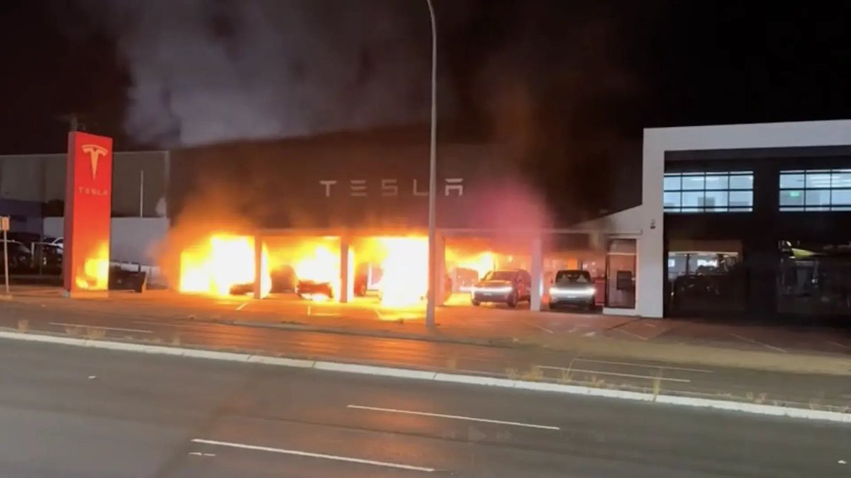 Tesla showroom in Sydney goes up in flames overnight — suspected arson, not an EV fault.

Three vehicles destroyed, police investigating.

👉 drive.com.au/news/tesla-sho…