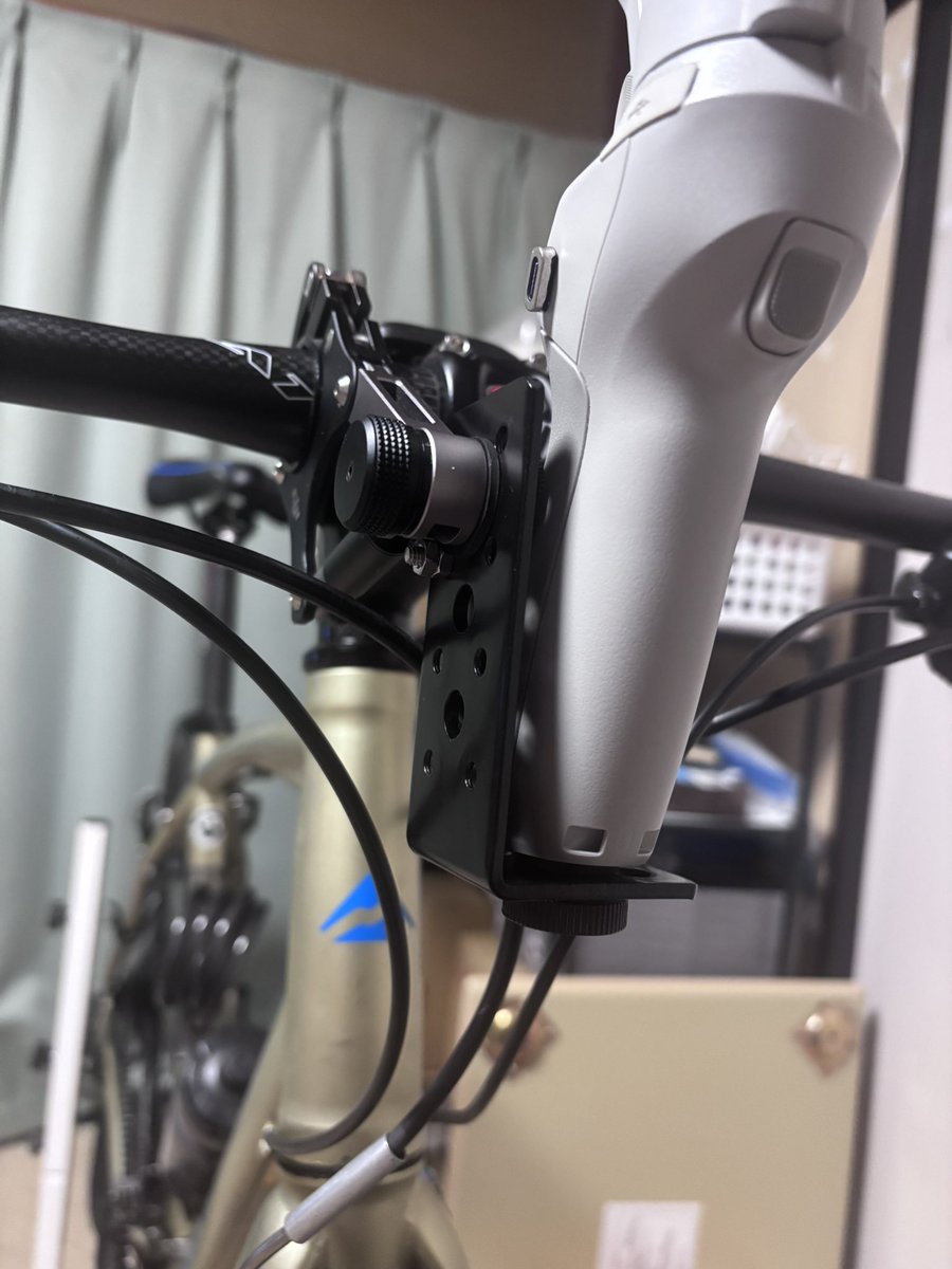 yui2_freerun's tweet photo. 突発で自転車視点での動画を撮るのだが
次あるかわからないのにアクションカム買うのもなぁと
スマホジンバルをパワープレイで車体に固定
材料費で5000円以下でこれならまぁ良しとする
週末テスト出来れば良いかな？ https://t.co/8RmMbmoOJR