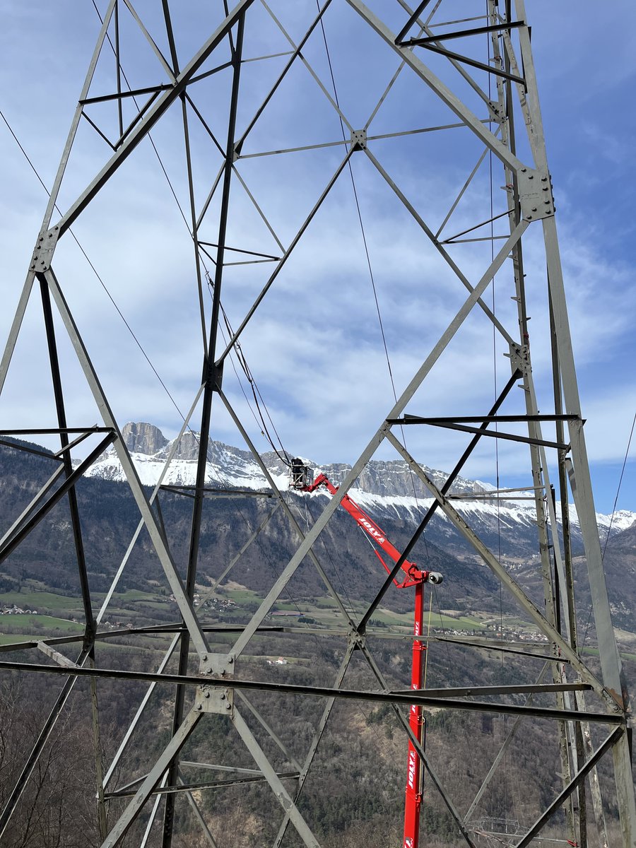 RTE_AuRA's tweet photo. ⚡Sur la ligne 225 000 volts Champagnier - Serre-Ponçon, un point chaud sur un manchon de jonction a été neutralisé ! Nos équipes @RTE_France ont fabriqué une baguette spéciale 🔧 pour une solution durable 💪 https://t.co/PB2icb64kw