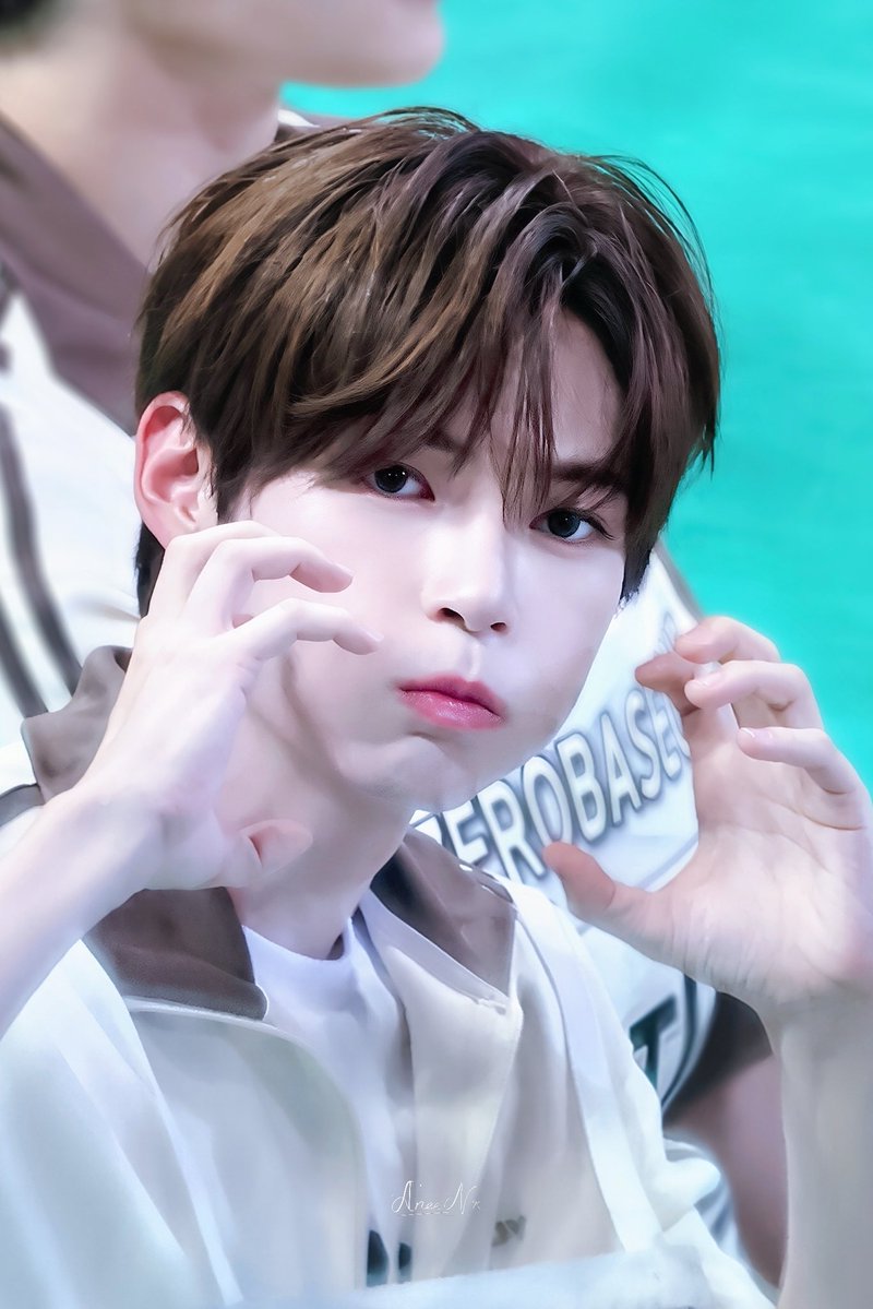 볼빵빵 성한빈 tweet media