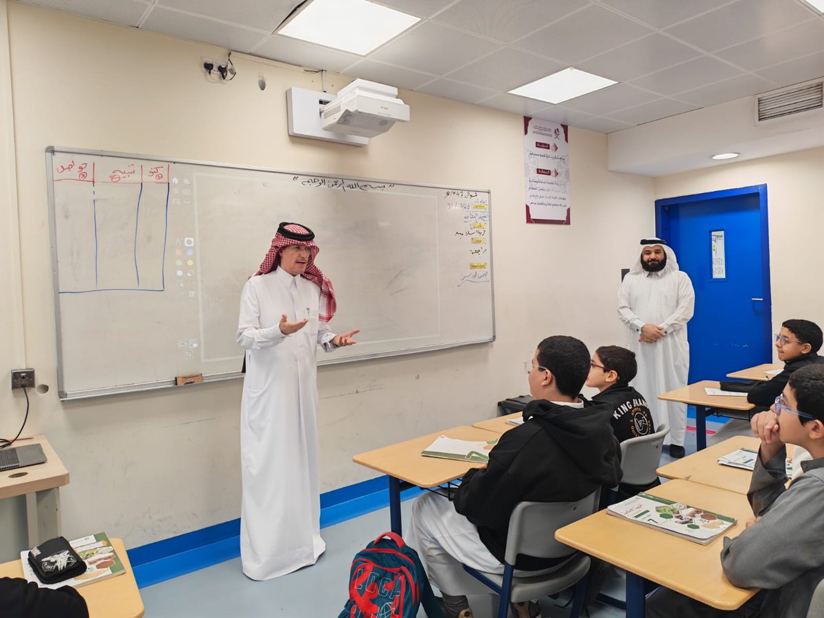 aba_sch_qa's tweet photo. في إطار حرص إدارة المدرسة على دعم طلابها وتعزيز استقرارهم النفسي، قام مدير المدرسة أ. حمد الحنزاب والنائب الإداري أ. عبدالعزيز الشمري بجولة تفقدية داخل الصفوف، حيث التقيا بالطلاب وبثّا في نفوسهم الطمأنينة والثقة. وقد تركت الزيارة أثراً إيجابياً واضحاً لدى أبنائنا. https://t.co/z3bdNEndlW
