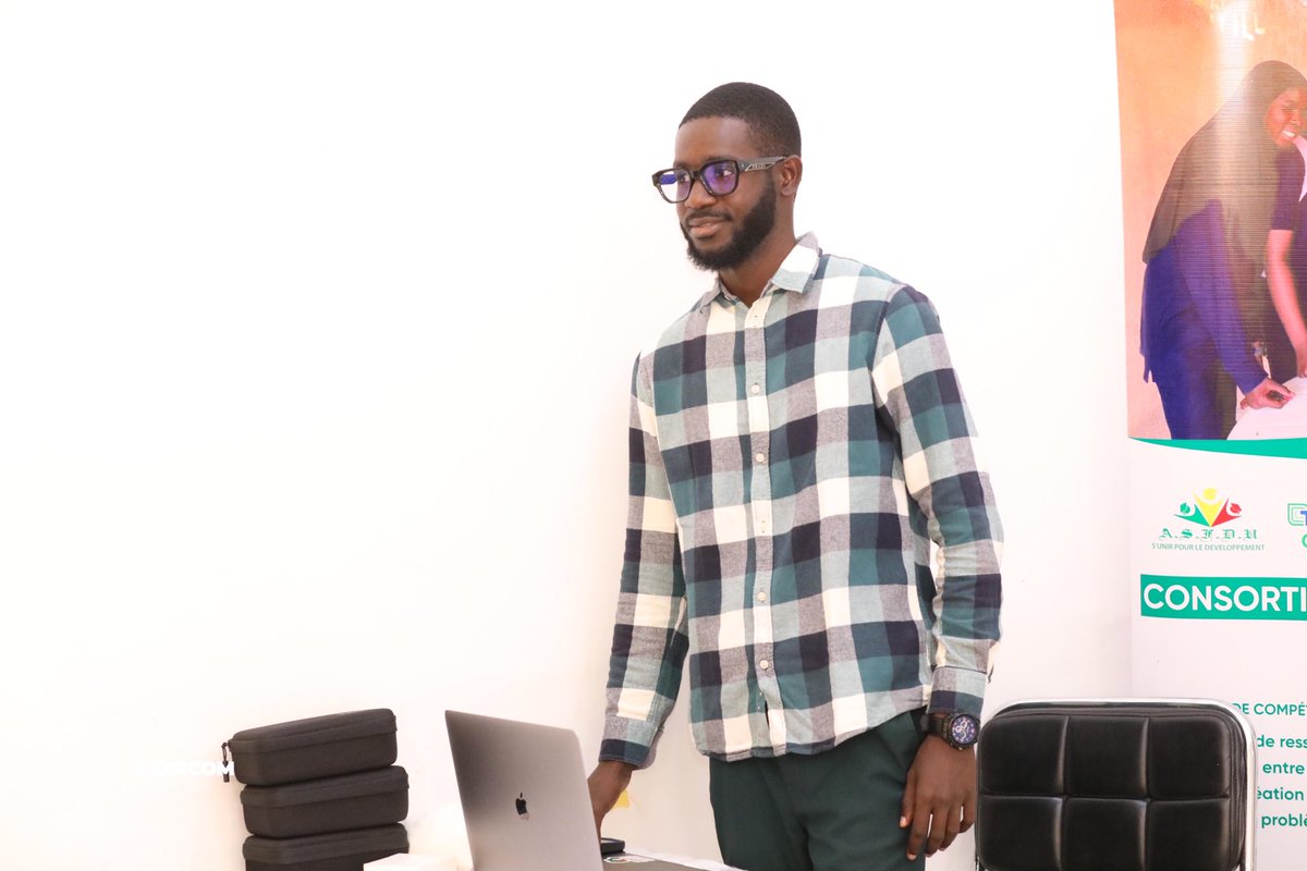 UCAD_Senegal's tweet photo. L’UCAD prépare les talents numériques de demain ! 🎓

Le Centre universitaire de recherche et de formation aux technologies de l’internet #CURI a ouvert ses portes à des lycéens de Keur Rokhaya, des Cours préparatoires de Dakar et du lycée d’excellence Mariama Bâ, pour une immersion au cœur des technologies innovantes.

Pendant 02 jours, ces jeunes découvrent les bases des technologies immersives, notamment la réalité virtuelle, avec pour ambition : éveiller des vocations et former les futurs acteurs du numérique.

Une initiative portée par le #CURI, en collaboration avec le programme AFRETEC et l’Association des Femmes Diplômées des Universités #ASEDU, pour rapprocher les lycéens des enjeux de demain.

#ucad #kebetu #Innovation #Numérique #Jeunesse #Technologies #IA #Formation #Sénégal #Compublique #Comdigitale