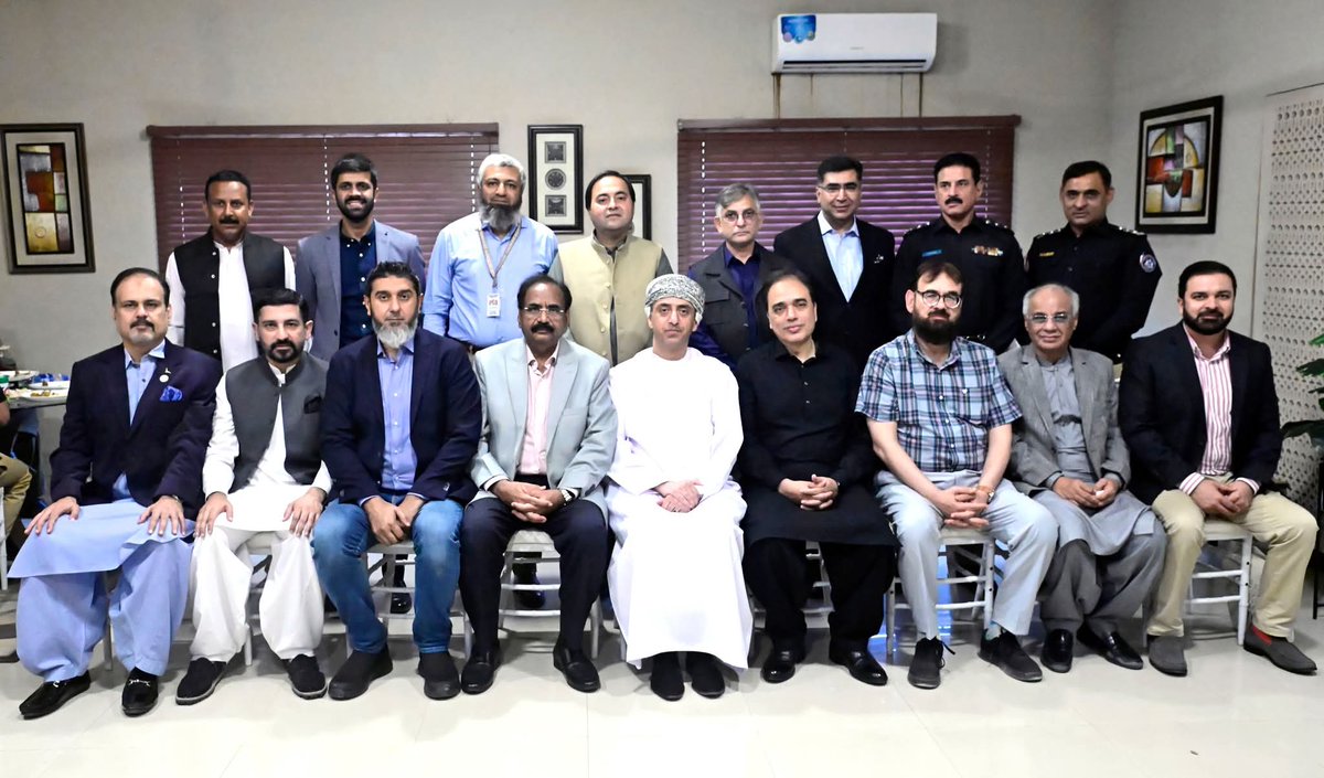 بدعوة من رئيس مجلس إدارة جمعية الدباغين الباكستانية، قام سعادة القنصل العام المهندس سامي الخنجري بزيارة إلى المقر الرئيسي للجمعية في كراتشي، وخلال ذلك تم الاجتماع مع كبار مصنعي ومصدري المنتجات الجلدية بهدف تعزيز التعاون بين البلدين، ومناقشة فرص التصدير والاستثمار في سلطنة عُمان