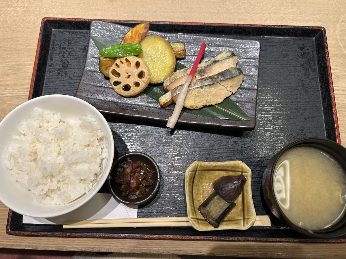 よあ tweet media