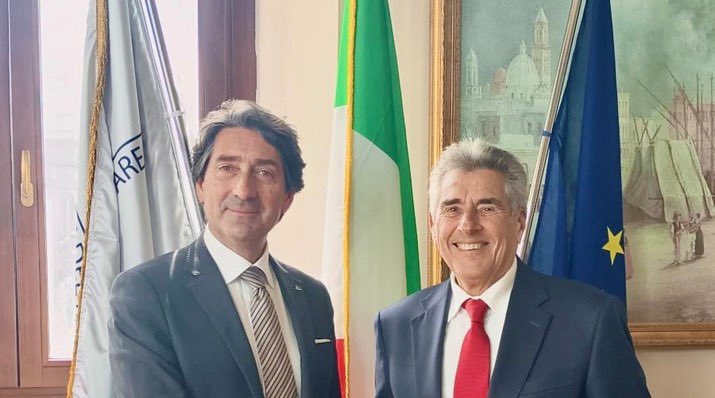 assoporti's tweet photo. 🗣️ Nella sede di Bari dell’Autorità di Sistema Portuale del Mare Adriatico Meridionale (AdSPMAM), il presidente Francesco Mastro ha incontrato il presidente di Assoporti Roberto Petri.

#iportinonsifermano
#portsworkingtogether

Legge il comunicato: https://t.co/UpX2X0fHOd https://t.co/3qVvJyovmG