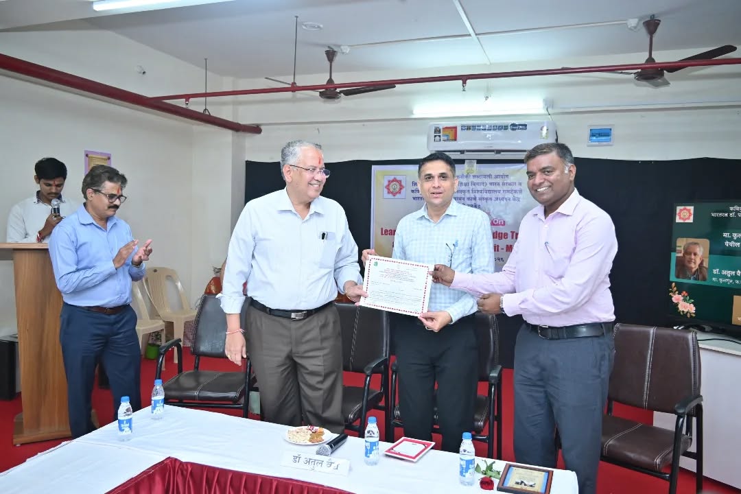 दिनांक २४ मार्च २०२६ रोजी विश्वविद्यालयाचे माननीय कुलगुरू डॉ अतुल वैद्य यांच्या उपस्थितीत आणि त्यांच्या हस्ते भारतीय ज्ञान परंपरेचा शिक्षार्थी कोश निर्मिती कार्यशाळेतील सहभागी विशेषज्ञांना गौरविण्यात आले.