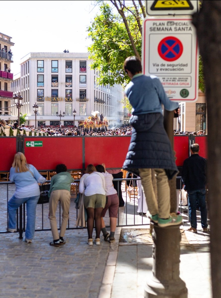 Y esta, señoras y señores, es la foto que demuestra la poca vergüenza de algunas semanas santas y la complicidad de la Santa Madre Iglesia.