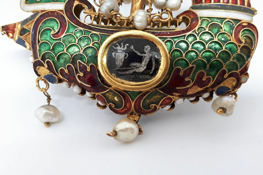 El colgante con forma de barco fue una de las joyas venecianas más conocidas y populares de principios de la Edad Moderna. Mucho más que una joya, era un símbolo de poder, identidad y propaganda de una de las grandes potencias de la historia.